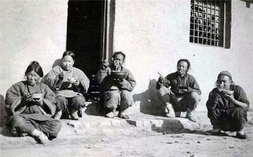 古代的穷人到底会多穷?清宫戏是骗人的,这组百年前旧照不忍直视