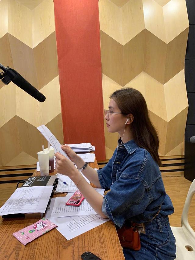 刘诗诗花絮曝光,牛仔套装超飒,配音坐姿霸气为剧内李思雨同款
