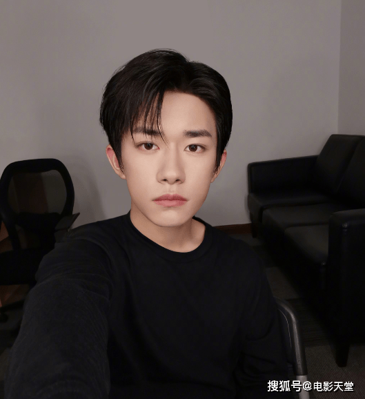 TF三子央视再合体,大哥三弟发型亮眼,易烊千玺真的有健身啊! 2020-09-20 21:29