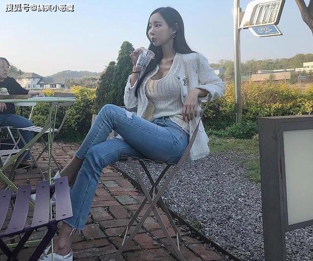 搞笑GIF段子:好在妹子机智,这小哥瞬间就不敢偷看了