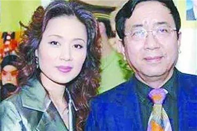 余秋雨:文学才子,感情伪君子;弃13年糟糠妻,娶小16岁新欢