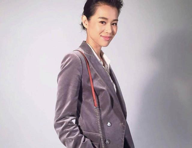 TVB视后胡杏儿晒晚装照片,大秀好身材,获圈内好友纷纷大赞