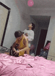 搞笑GIF:我说家里的橘子怎么少了,今天总算逮到了