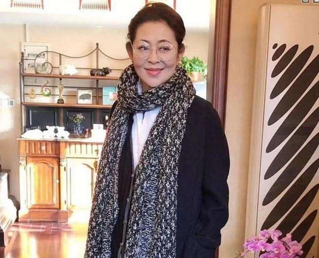 31岁进央视,主持春晚13年,倪萍最当红时离开央视的真相是啥