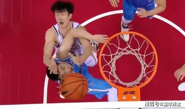 北京两恶汉在踢足球?肘击+滑铲+踢人+勾人,干脆报名国足算了