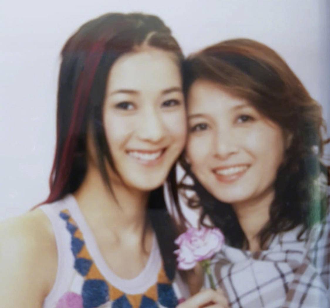 TVB钟嘉欣青涩学生照流出,网友大赞天然,产后复出被捧拿奖