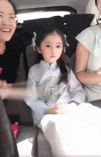 搞笑GIF段子:姐姐,又想骗我生女儿