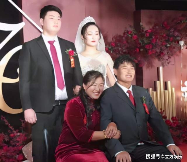 奉子成婚?大衣哥儿媳收豪车礼物后首露面,小腹微隆疑似怀孕!