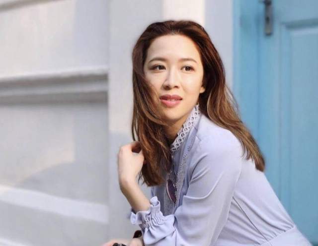 恭喜!32岁最上镜港姐签字结婚,与金融才俊男友恋爱不到一年
