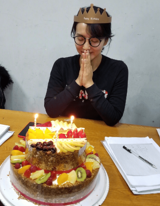 陈好晒生日自拍,青丝丰满苹果肌丰满,对镜比心状态极佳
