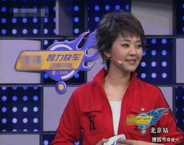46岁方琼脸浮肿褶子多,嫁电视台高层低调生子,从央视两进两出