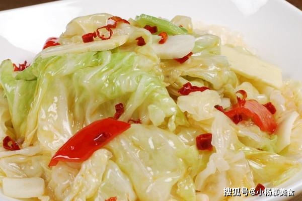 炒包菜总是很水很乏味?看看大厨怎么炒,鲜嫩入味,超级好吃