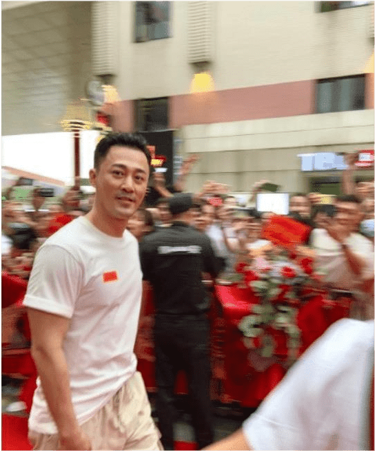 媒体曝光郑恺街头大醉步履不稳,苗苗用单薄身体搀扶老公超贤惠