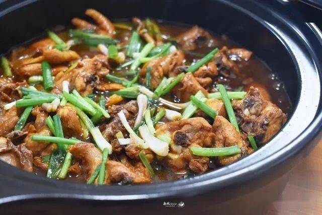 砂锅鸡煲不加一滴水直接焖,越焖越香肉汁浓郁满屋飘香,营养好吃