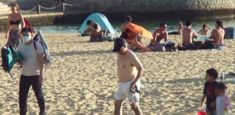 霍启刚带儿女出行,74岁霍正霆罕见现身,三代同堂太幸福
