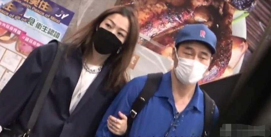 郑秀文许志安挽手逛街,许志安状态不佳难掩愁容,难道破镜真的能重圆?