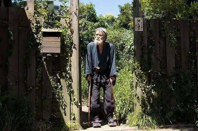 这位日本国宝级艺术家告诉你:不受名利影响的人生有多惬意!