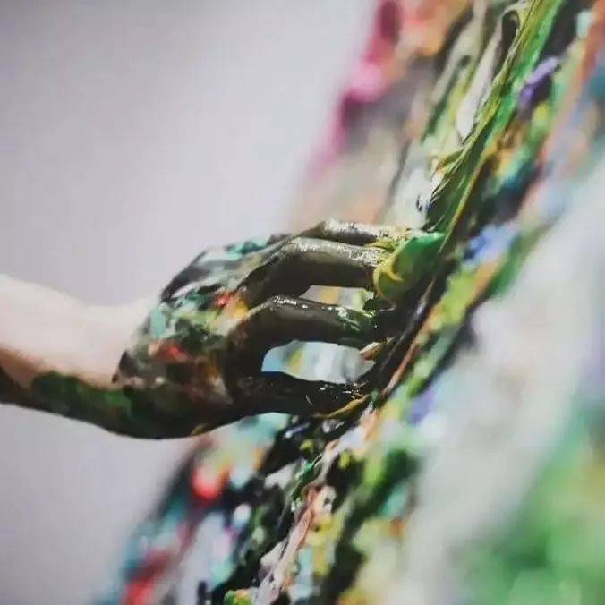 狂野少女”绘画堪比毕加索,8亿人看她作画,作品震惊整个国际画坛