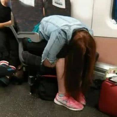 笑话:前几天发生一件丢脸的事,门诊有个女病人说脸痒
