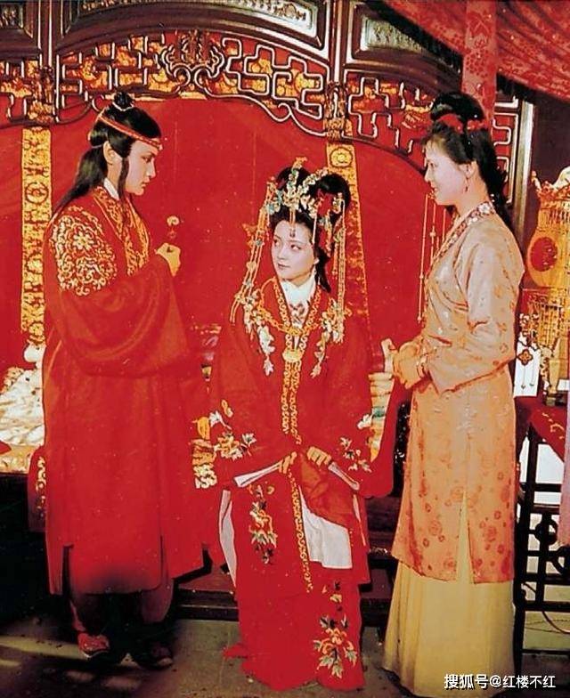 薛宝钗进宫待选,为何以失败告终?不是落选,而是薛家主动放弃