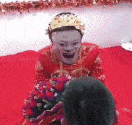搞笑GIF趣图:老婆,你整成这样,我下不去嘴啊