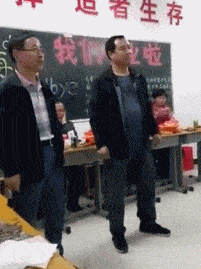 搞笑GIF趣图:妹子,你到底想干嘛,为何又跪在地上了