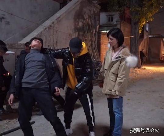 胡可片场狂踢男演员,面部表情狰狞凶狠,引导演感叹:你太猛了!