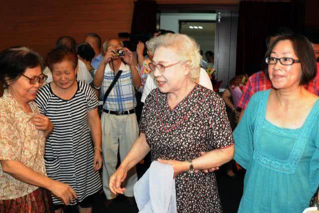 98岁秦怡老师魅力不减当年,莹白发丝和素雅长裙依然精神抖擞,网友:佩服