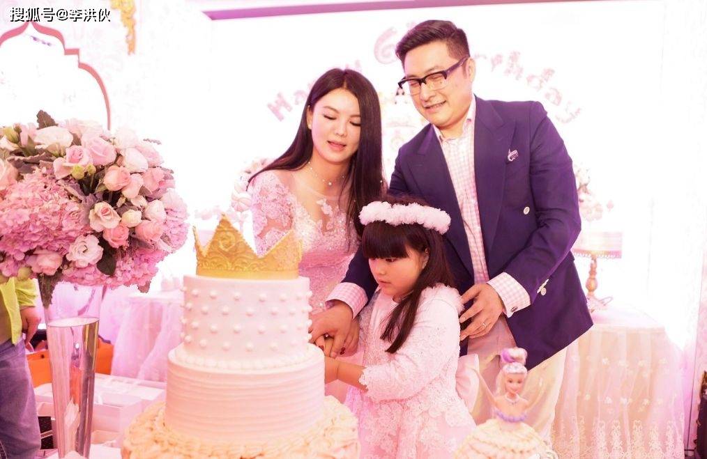 李湘一家人现身机场,整整齐齐都是胖胖的,王诗龄2万元背包抢镜