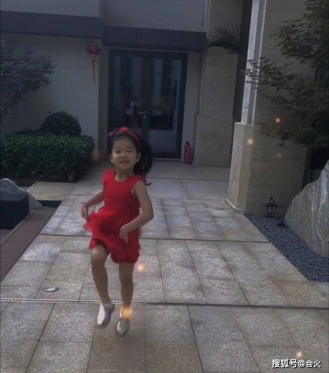 章子怡晒女儿跳舞,意外曝光豪宅院园林景观,院子大到能跑圈?