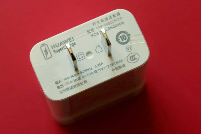 爆款5G手机华为P40开箱:仅175克重量,小巧但依然彪悍