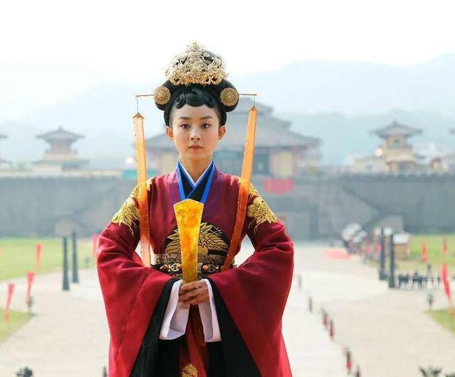 于正又要捧新人!新剧《双镜》开机,两位女主颜值不输吴谨言