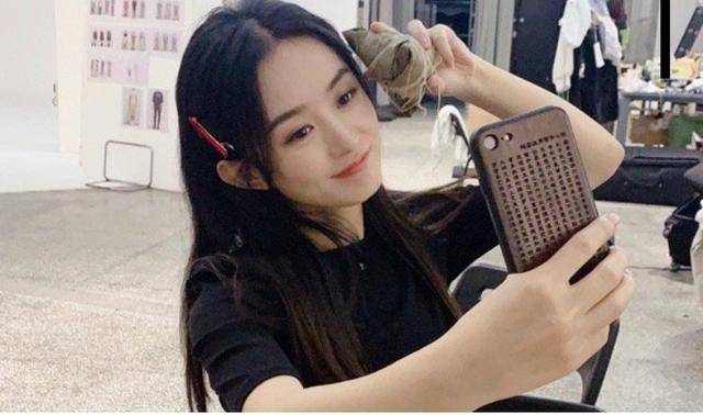 赵丽颖端午节晒自拍笑容甜美,却被造型师偷拍下全过程,表情搞怪