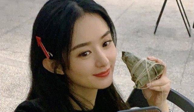 赵丽颖端午节晒自拍笑容甜美,却被造型师偷拍下全过程,表情搞怪