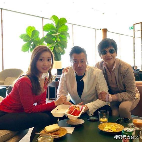 69岁TVB老戏骨近照曝光,胡子稀白皱纹明显,气场却不输儿子