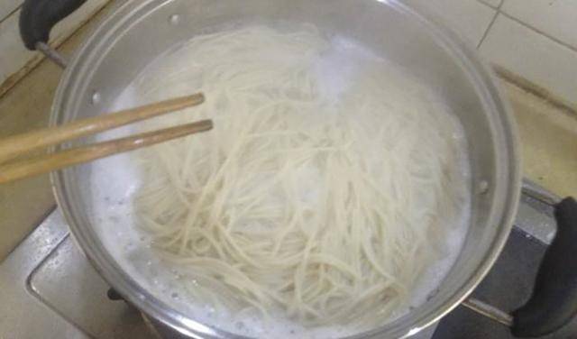 煮面条时,你的方法真对了吗?这几个误区别再踩了,味道大不同