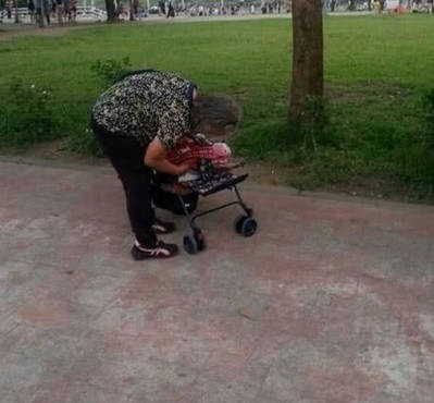 狗狗年老体衰走不动,老人用婴儿车带它遛弯,画面让人看着都暖心