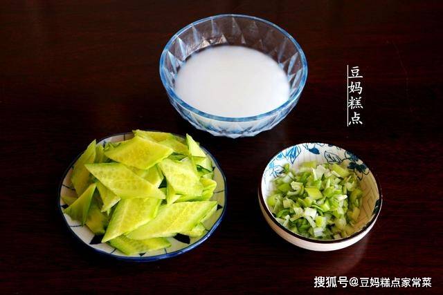 7月,黄瓜别只会凉拌,加这2样一起炒,鲜美爽口,比肉香