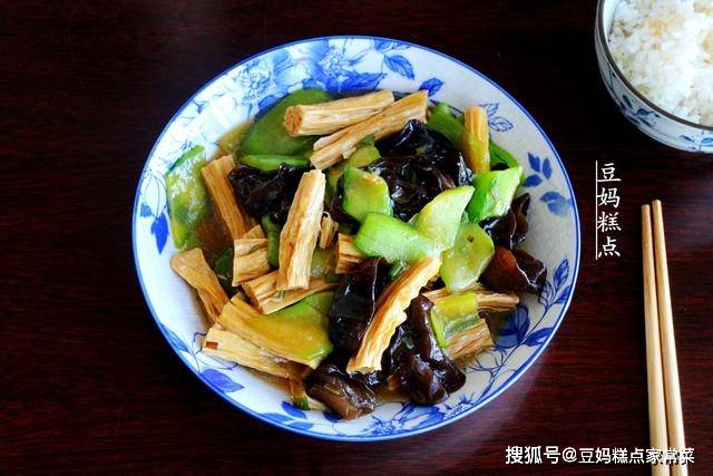 7月,黄瓜别只会凉拌,加这2样一起炒,鲜美爽口,比肉香