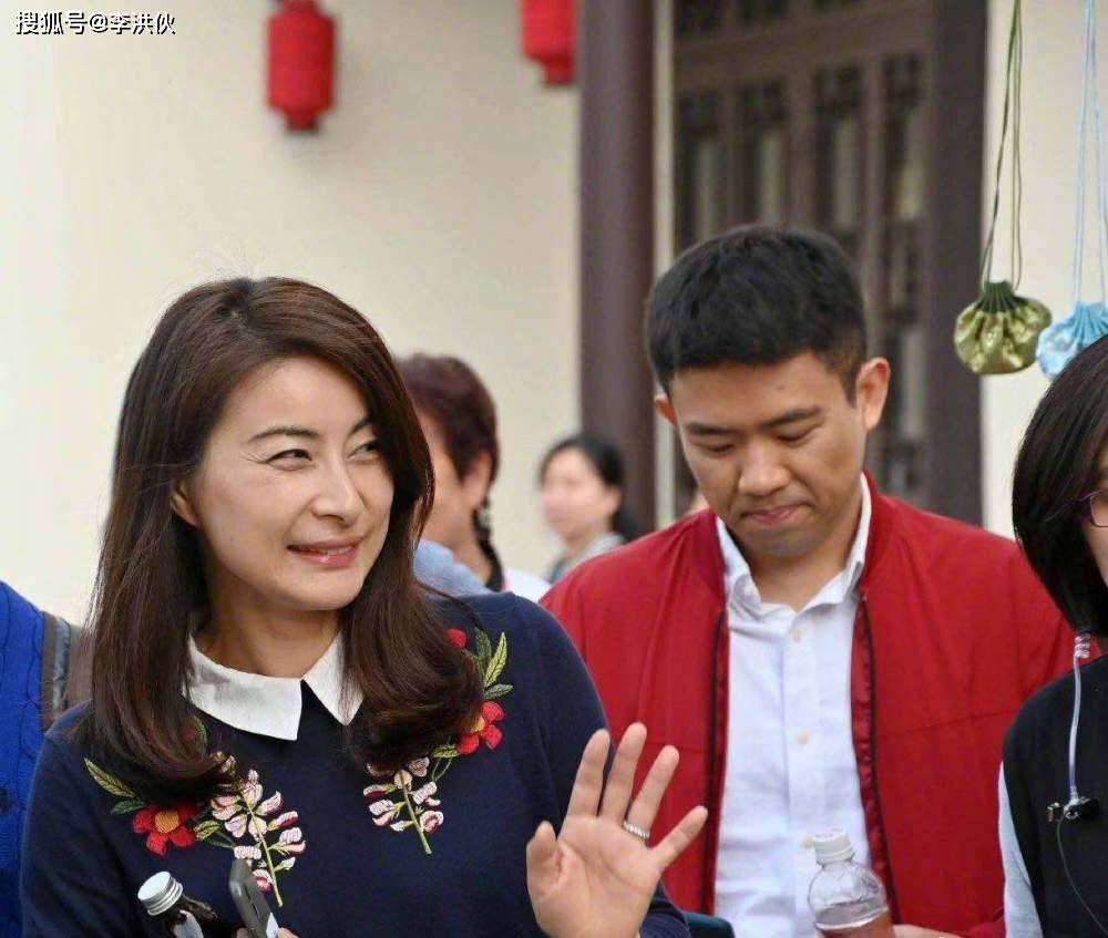 豪门生活平民化,郭晶晶霍启刚专挑平价餐厅吃饭,房子也失修漏雨