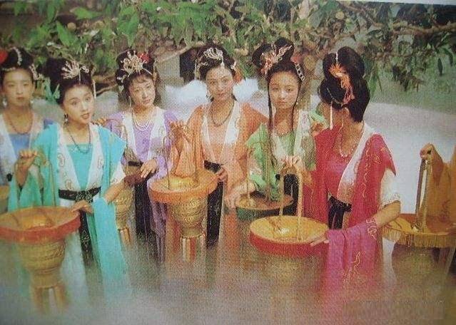 摘蟠桃七仙女为何要诬陷孙悟空?你看猴子定住她们做了什么事?