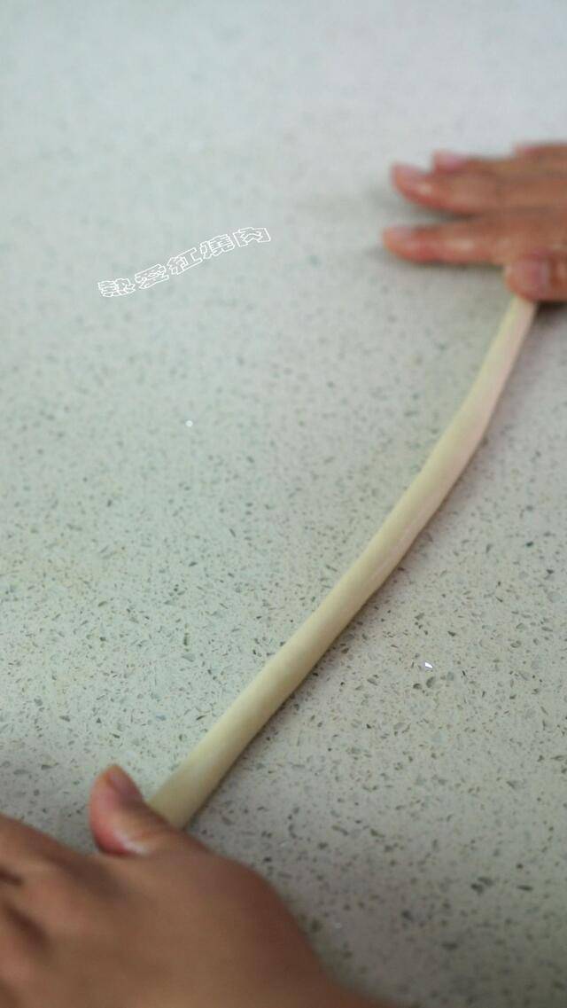 面粉别总是蒸馒头了,加点鸡蛋和凉水,做成大麻花外脆内软特好吃