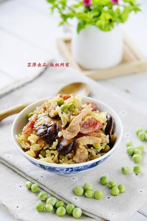 暑天如何做到快速逃离厨房还能享受美味,这样菜饭一锅出是必选—花菇豌豆焖饭