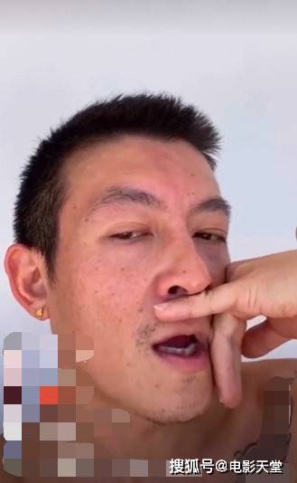 还是你记忆中那个他吗?陈冠希素颜直播,胡子拉碴满脸黑痣