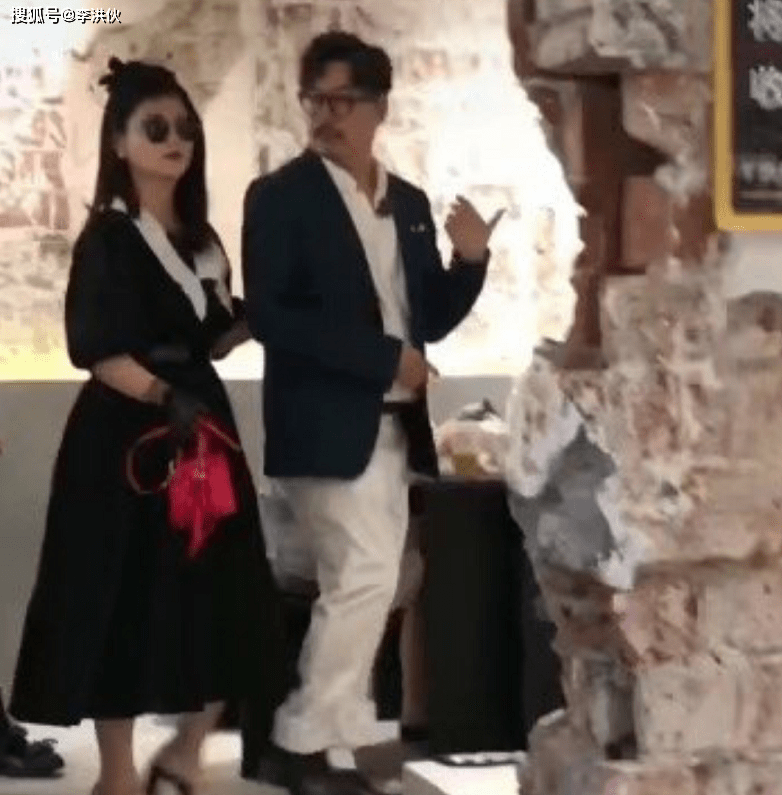 李湘瘦身成功,英伦风打扮贵妇范十足,与老东家再合作难掩兴奋