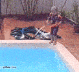 搞笑GIF:真是兄弟俩,就连跳水位置也选择在了哥哥身上