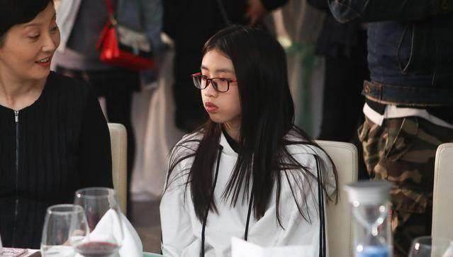 偶遇冯小刚夫妇排队买小吃,网友惊讶:这么大的导演晚餐就吃个煎饼果子