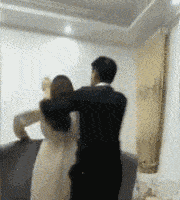 搞笑GIF:好漂亮的姑娘,想知道她是谁吗