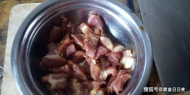 腌制猪肉时,别再用食盐了,试试这“2种”调料,肉质鲜嫩炒不老