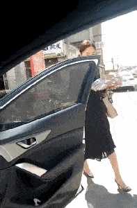 搞笑GIF:好漂亮的姑娘,想知道她是谁吗